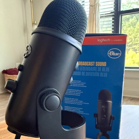 BLUE YETI PREMIUM USB CONDENSER MICROPHONE | Pro Streaming/Gaming - Picture 6 of 10